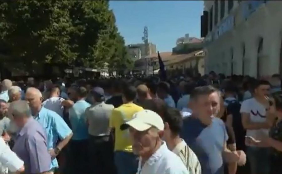 Video/“Skenë krimi”. Vendi i konstituimit të Këshillit Bashkiak, rrethohet nga të rinjtë