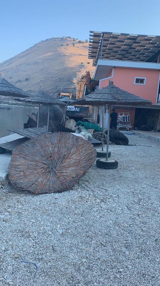 FOTO&VIDEO/ Qeveria i shemb lokalin Mihal Kokedhimes ne Porto Palermo