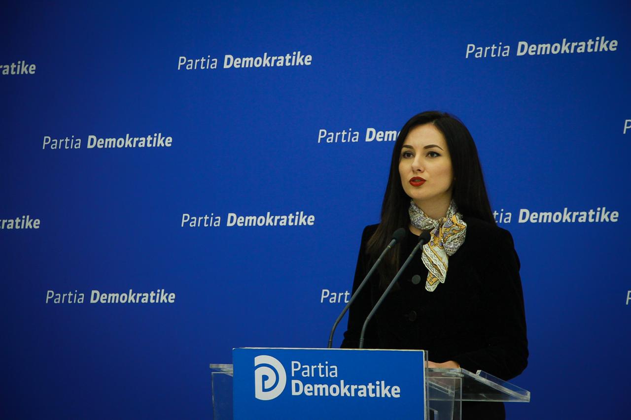 ”Rama fshihet pas fustanit te Senides”