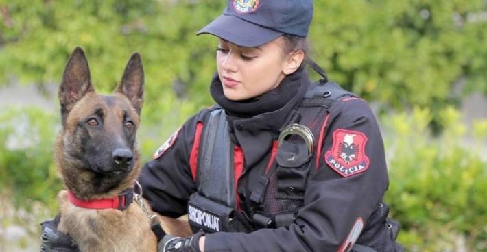 FOTO/Pjesë e “Shqiponjës”, kush është policja që qëndronte krah Santiagos