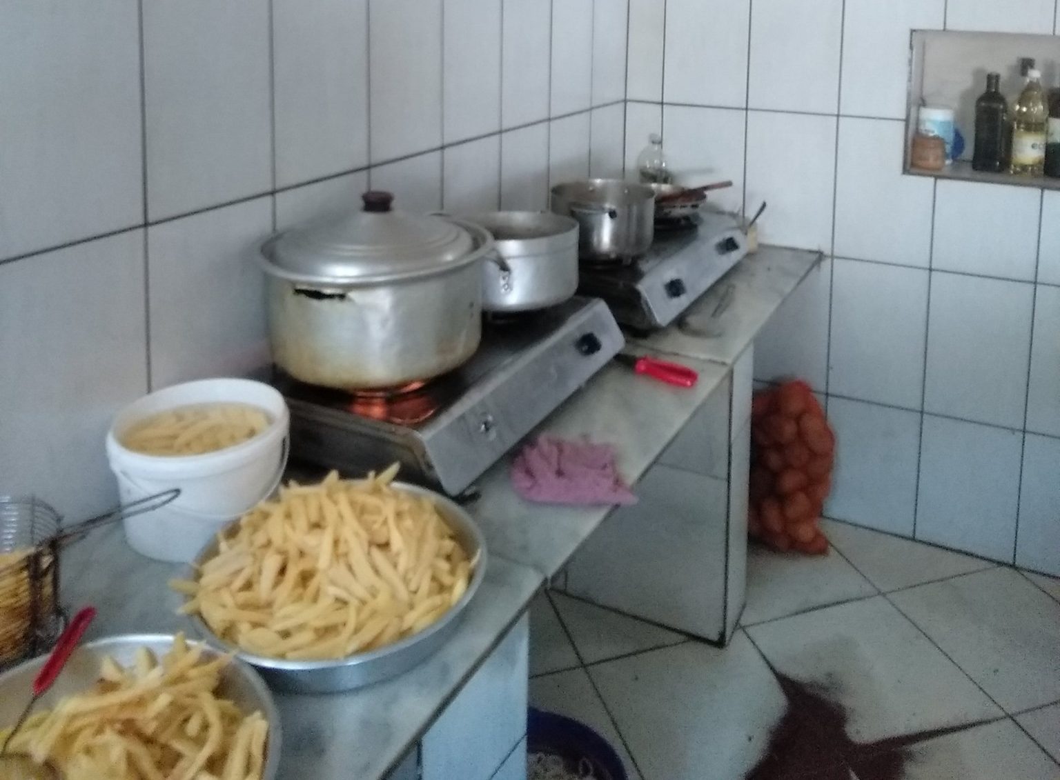 Gatim në kushte skandaloze/AKU bllokon 4 subjekte, 6 mln lekë gjobë