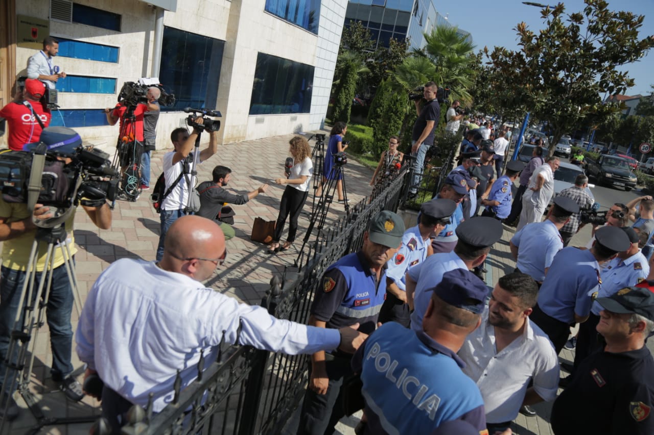 Rakip Suli hyn në bashkinë Kamëz/ Situatë e tensionuar, shikoni pamjet