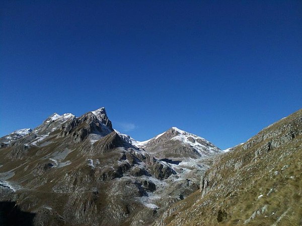 Tropojë/Shkëputet masivi shkëmbor nga maja e malit