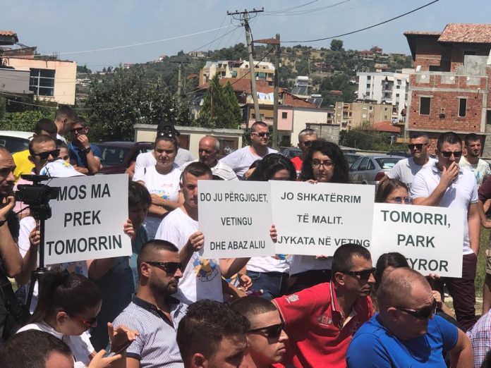 FOTO/”Shfaqja e turpshme e Blendi Klosit për Parkun e Tomorrit”, PD: Lejet për guroret u dhanë nga qeveria