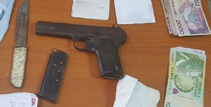 FOTO/Terror në lokalin në “Don Bosko”, kapet 56-vjeçari me armë në brez, çfarë iu gjet gjatë kontrollit