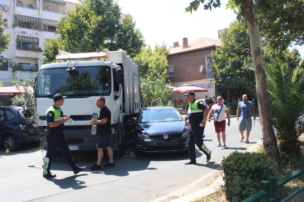FOTO/Aksident në Tiranë, përfshihen disa makina, mes tyre dhe kamioni i mbledhjes së plehrave