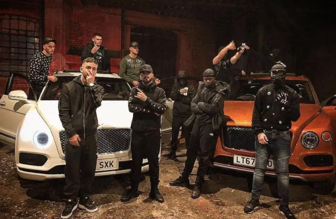 The Sun/ Bandat shqiptare jashtë kontrollit, ja si po tallen me drejtësinë britanike