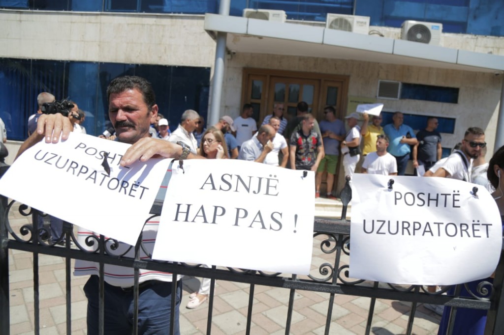 Kamza nen tension, Rakip Suli deshton te hyje ne zyre por do vije me kacavide pas ores 16.00