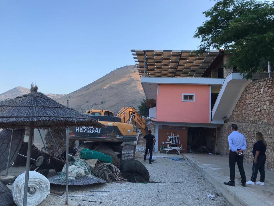 FOTO&VIDEO/ Qeveria i shemb lokalin Mihal Kokedhimes ne Porto Palermo