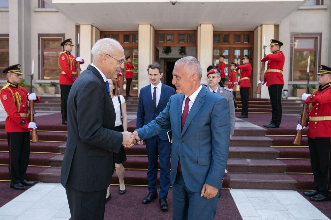 LAJM I FUNDIT/ Mbërrin në Shqipëri ambasadori i ri gjerman