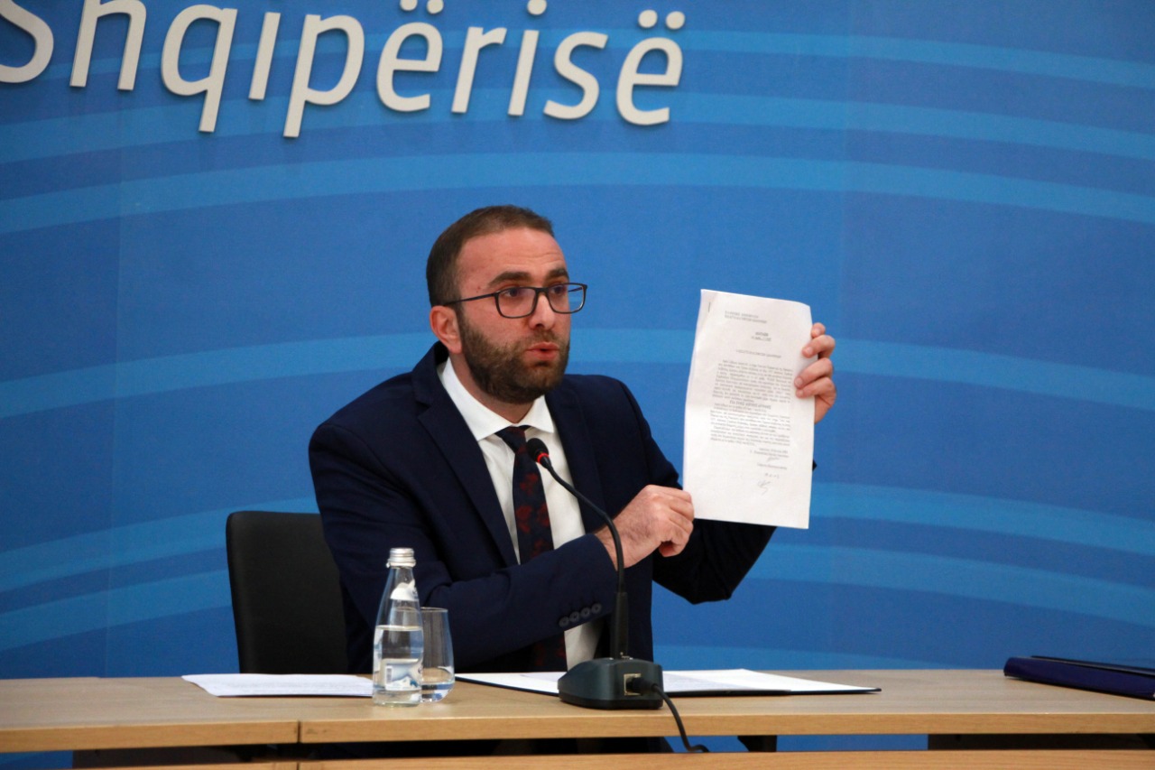 PD publikon dokumentin, Kajmaku, biznes ne Greqi me para te falsifikuara