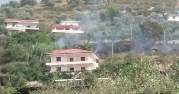 BERAT/Digjet sipërfaqja me shkurre, rrezikohen banesat përreth