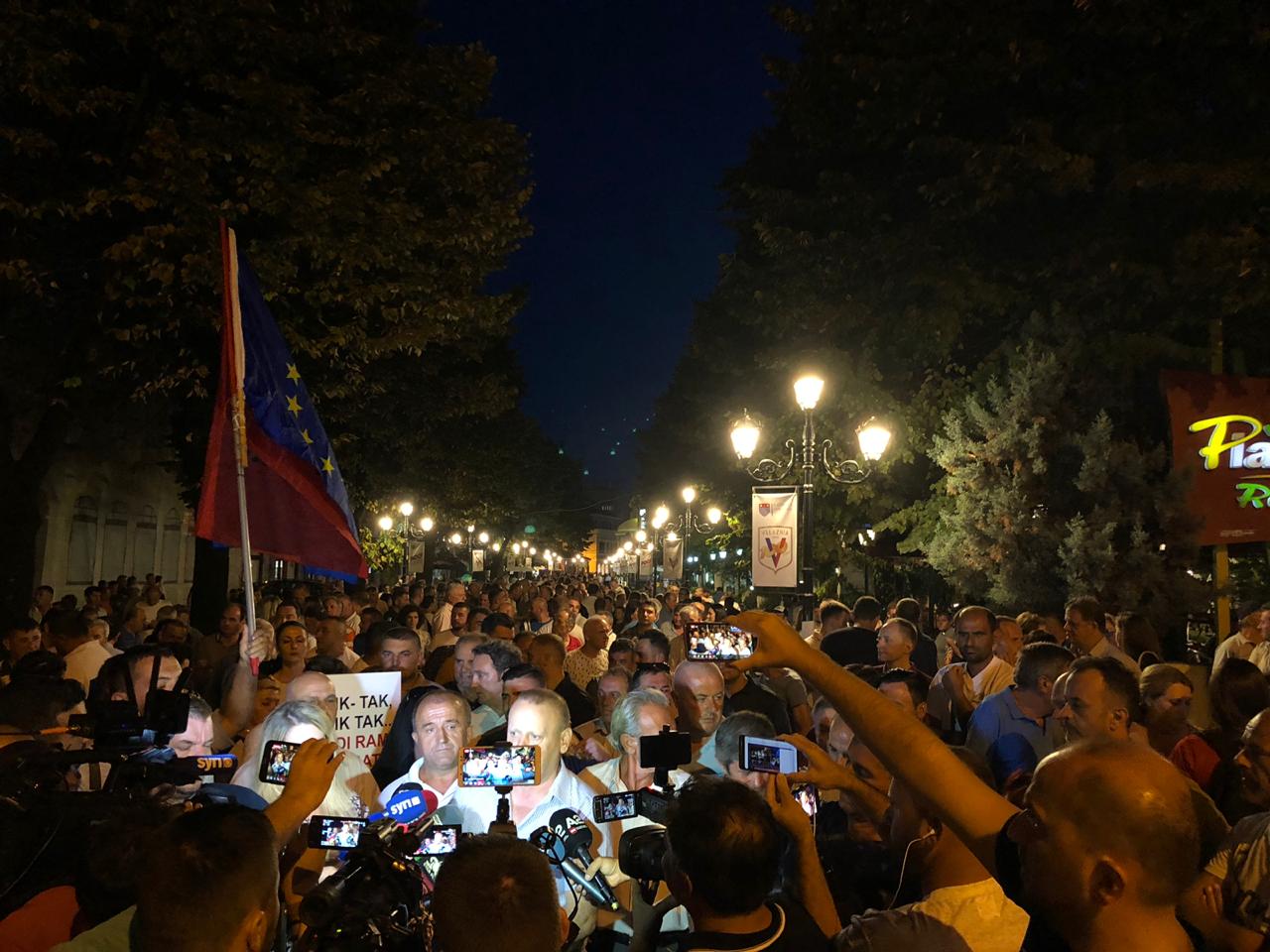 Foto/ Marshimi i qytetarëve nga protesta në Shkodër