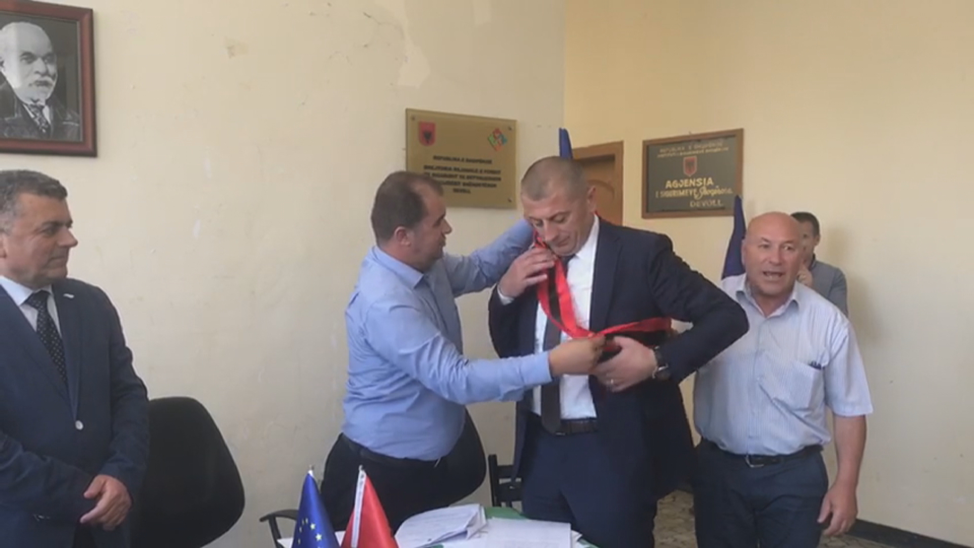 DENONCIMI/Pasi mori forcërisht Bashkinë e Devollit fillon terrori: Po shkarkohen të gjithë punonjësit