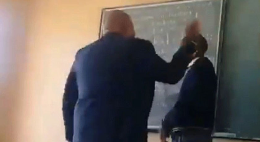 SKANDAL/ Nxënësit mbajnë radhë për t’u rrahur