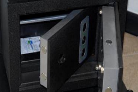 Hajduti i paaftë/ Shkon të vjedhë në plazh, nuk hap kasafortën dhe në fund prangoset