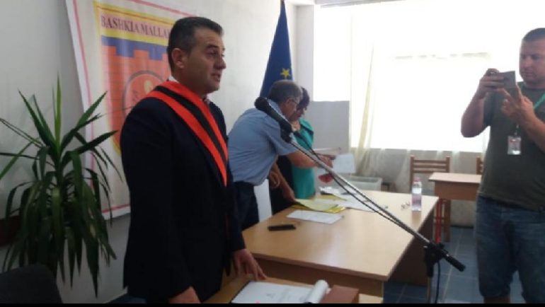 Kryetari i Bashkisë Mallakastër , mer detyrën pas orarit zyrtar