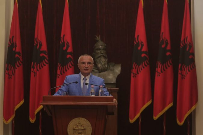 “Jam i gatshëm 24 orë në 24 për dialog”, Meta-Ramës: Reflekto!Mos më detyro t’i çoj lule Ramiz Alisë