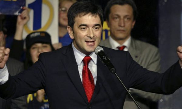 Politikani malazes imiton Trump, thërret për mur me Shqipërinë dhe Kosovën