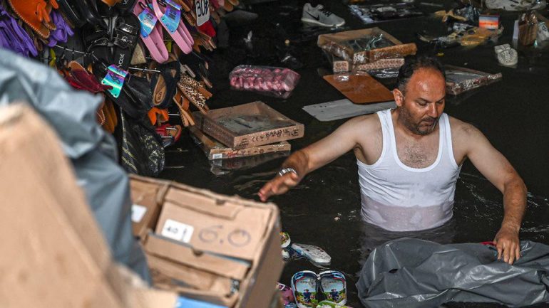 Stamboll/Stuhi e reshje të fuqishme, 1 person i vdekur