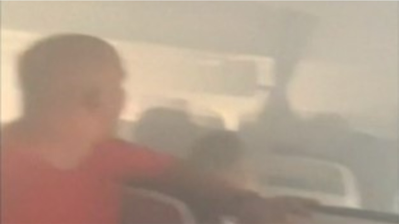 VIDEO/Panik te pasagjerët në avion, tymi përfshin kabinën
