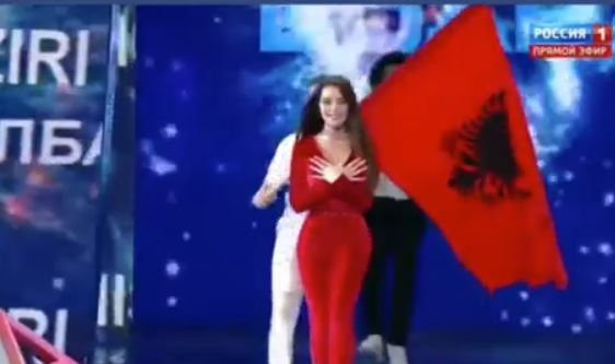 VIDEO/Këngëtarja e re shqiptare surprizon Rusinë, bën shqiponjën gjatë prezantimit
