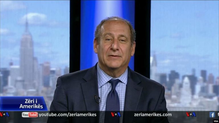 Reagon  Analisti amerikan: Memoriali turk s’ka vend në Tiranë