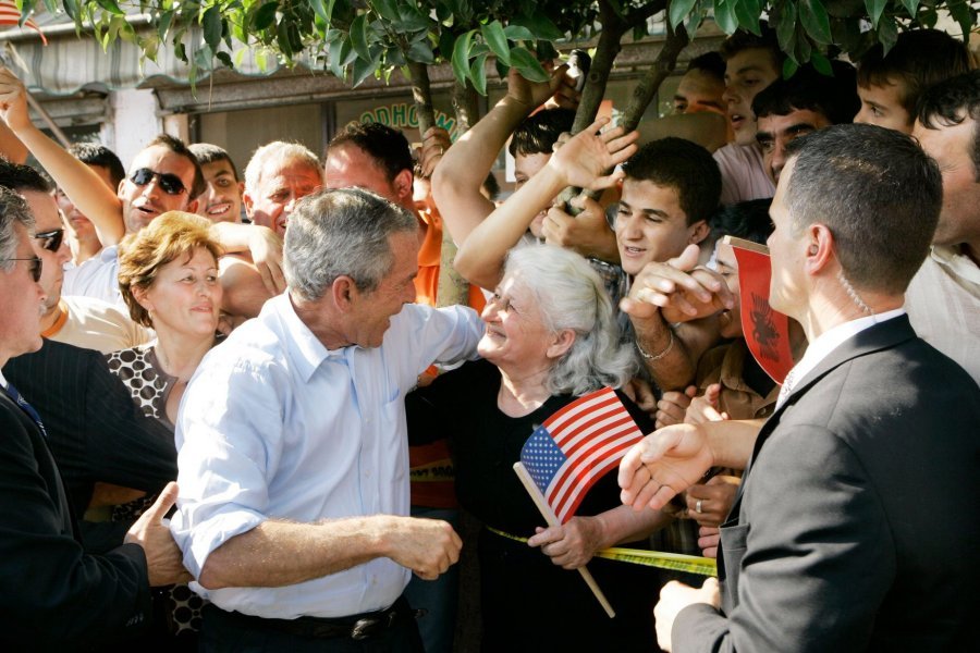 Ambasada Amerikane kujton pritjen madhështore të Bushit në Fushë Krujë: Kemi forcuar miqësinë tonë…