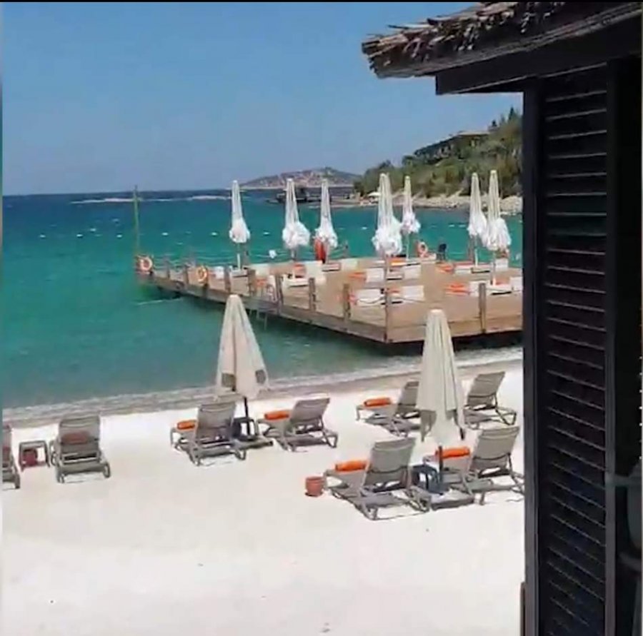 Pushimet luksoze për Thaçin, media serbe nxjerr foto: Një plazh i tërë vetëm për presidentin, 5600 euro nata