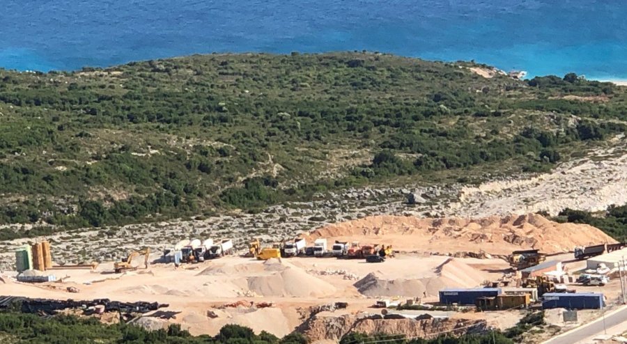 FOTO/”Uo pasha, do bëç TURIZËM apo GURORE?”, Malltezi denoncon masakrën në bregun e Jugut