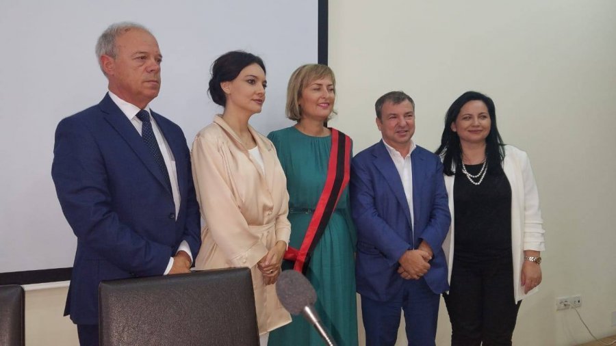 Kryebashkiakja e Durrësit e nis me aksion, nxjerr punonjësit të shtunën për pastrim rrugësh