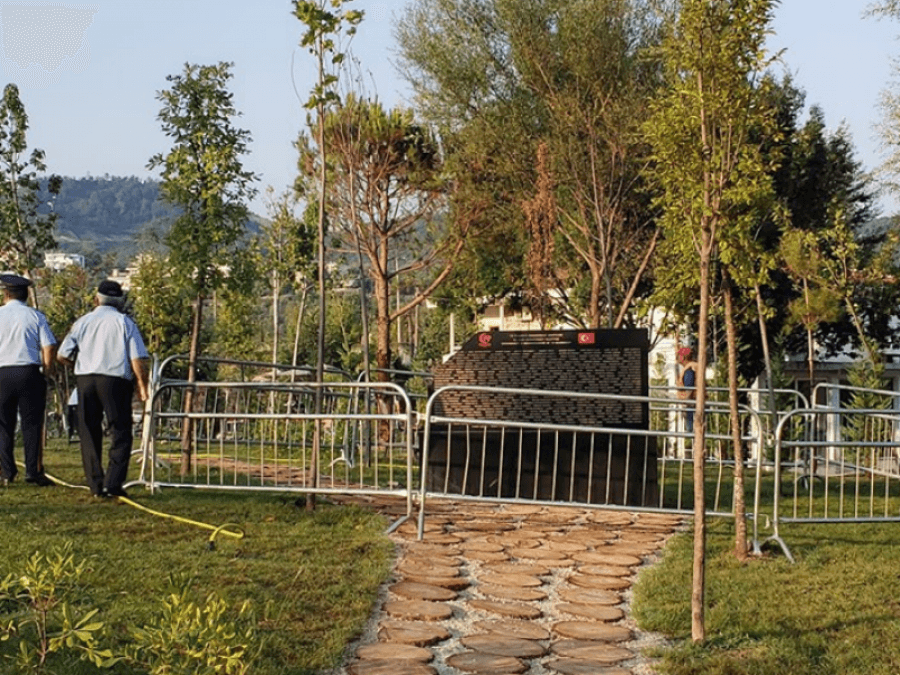 FOTO/Thyhet gjatë natës memoriali turk tek liqeni