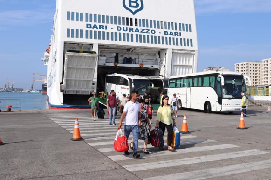 Durrës/Fluks i madh, mijëra emigrantë vijnë në atdhe