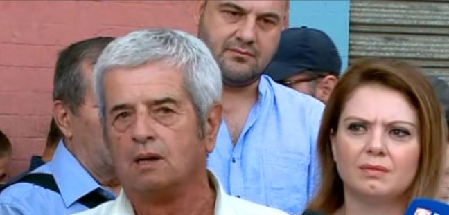 VIDEO/”Po na shpronësojnë për një 20-katësh”, protestë tek Rr. e Kavajës: Pronarëve iu mbyllen bizneset