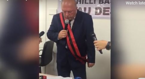 E pazakontë! Kryebashkiaku i ri i Vaut të Dejës betohet në qendrën shëndetësore, “bekohet” nga Tom Doshi
