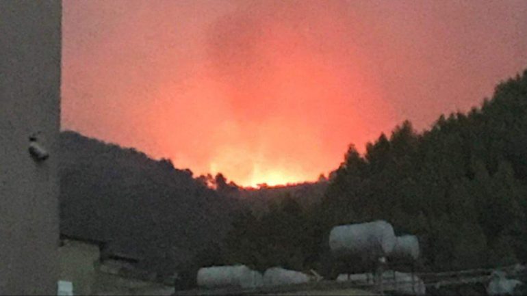 Zjarri në Delvinë që i alarmoi të gjithë, mediat greke: U nisën zjarrëfikëset dhe nga Greqia
