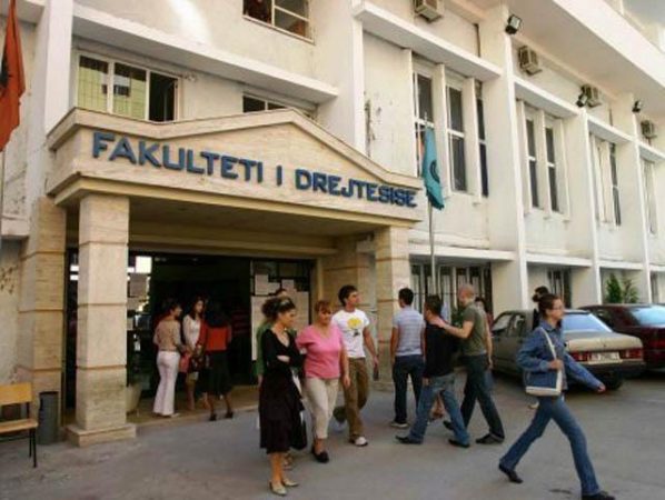Shpallen emrat e fituesve në Fakultetin e Drejtësisë në Universitetin e Tiranës, ja lista