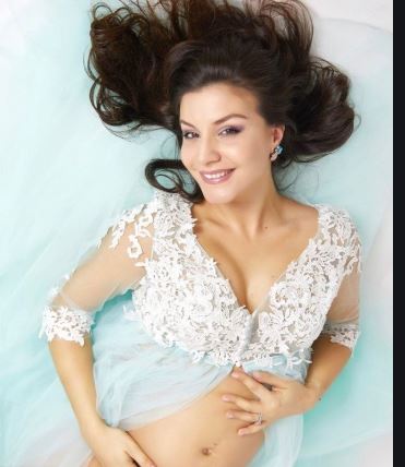 FOTO/Moderatorja në prag të lindjes, shfaq për herë të parë barkun e rrumbullakosur