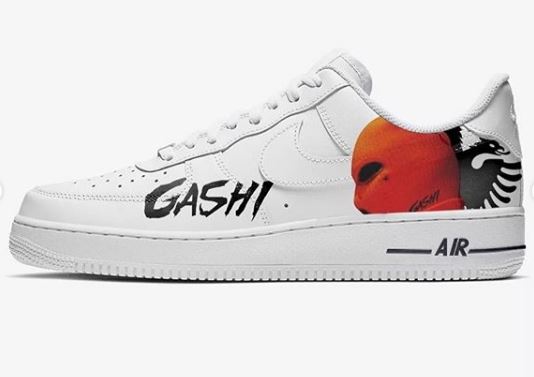 FOTO/Reperi shqiptar suprizon fansat: Hidhuni një sy atleteve “Nike” me shqiponjën dykrenare