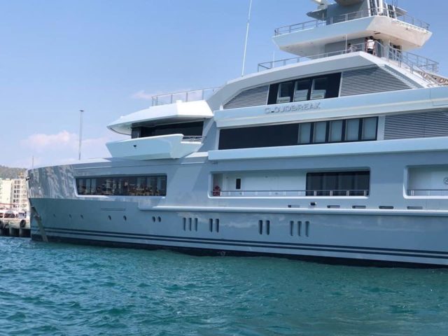 FOTO/Ankorohet në portin e Vlorës Jahti luksoz