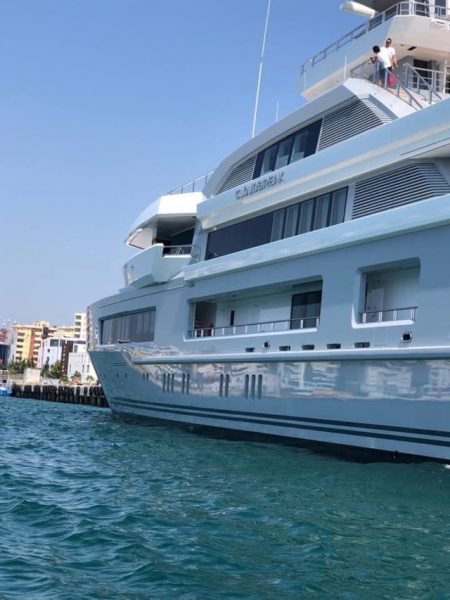 FOTO/Ankorohet në portin e Vlorës Jahti luksoz