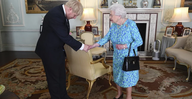 Boris Johnson arrin të bindë dhe mbretëreshën, Elizabeta pranon kërkesën e tij