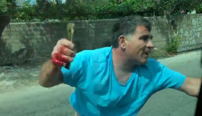 Policia bllokon lokalin e pronarit që dhunoi turistët spanjollë