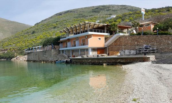 Pasi terrorizoi spanjollët,pronarit i mbyllin restorantin, pushuesit bëjnë plazh falas