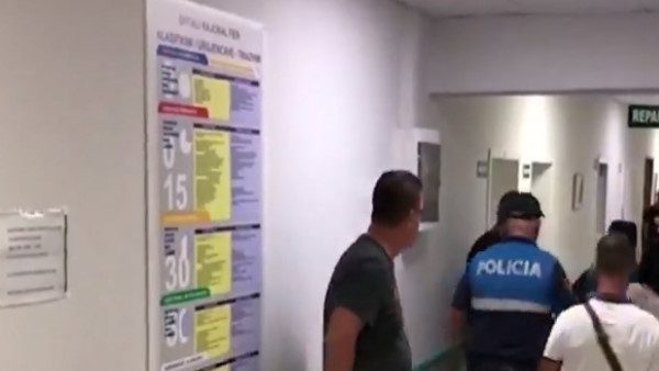 Panik në Fier,personi i armatosur futet në spital dhe plagos 3 vetë