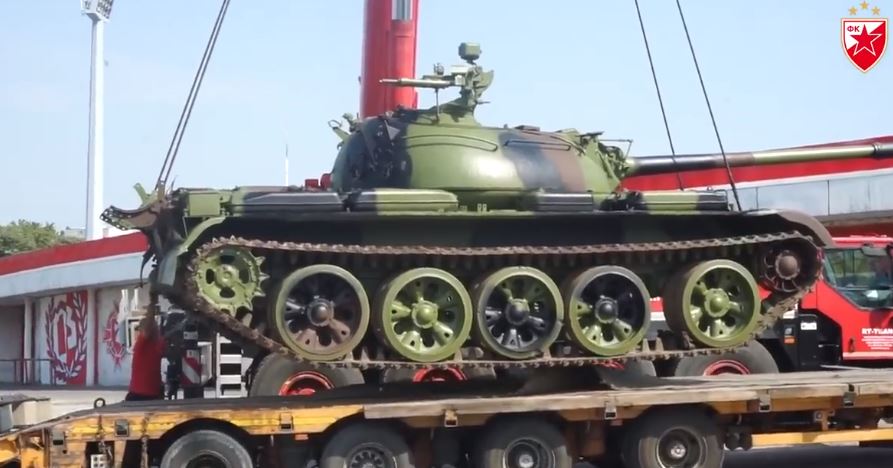 VIDEO/Vendoset tanku në stadiumin e Beogradit, Berisha: Luftënxitëse! Të reagojë UEFA