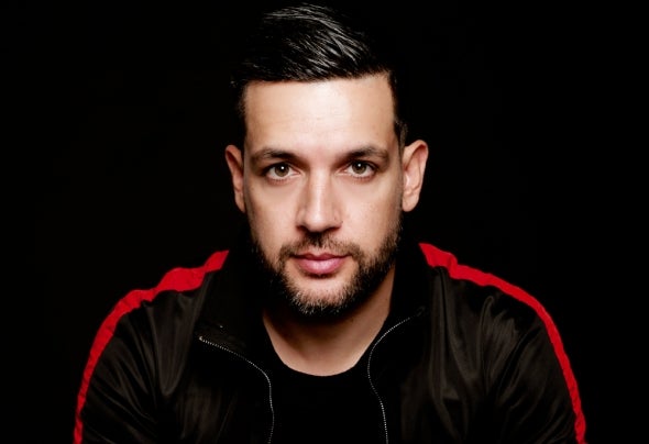 VIDEO/Arrestohet Dj i njohur në Tiranë, momentet e shoqërimit nga policia