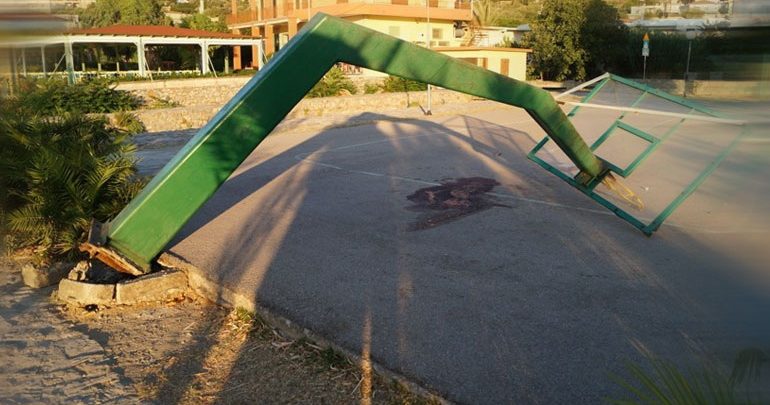 VIDEO/E zuri poshtë shtylla e basketbollit, vdes 19-vjeçari, arrestohet kryebashkiaku