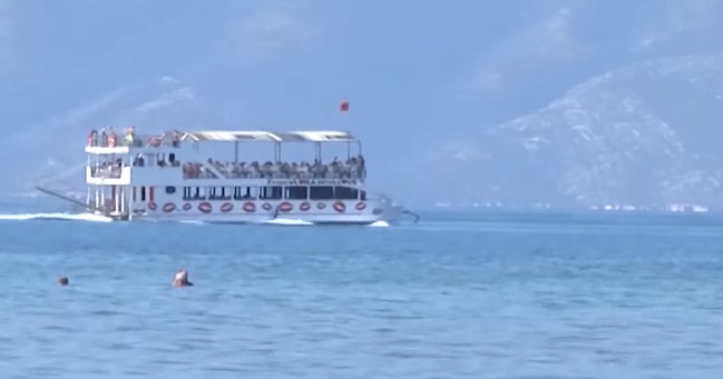 FOTO/ Plazhet e Vlorës , pushuesit përballen me probleme  serioze