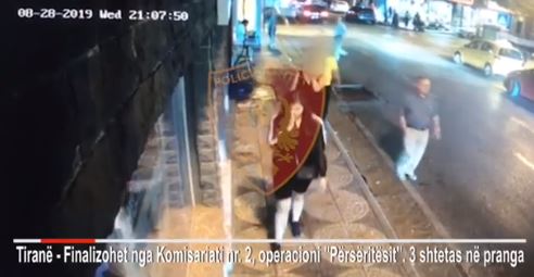 VIDEO/Në pranga dy xhepistë profesionistë në Tiranë, ja si u vodh gruaja në rrugë